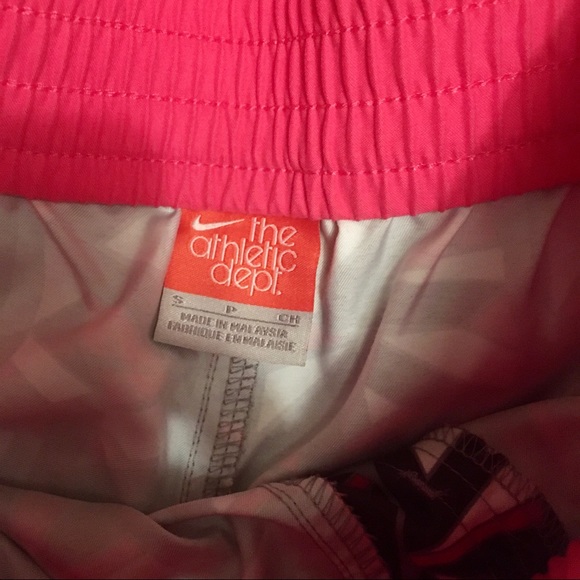 NWOT Nike Printed Pink, Gray & White Running Short - Picture 4 of 4